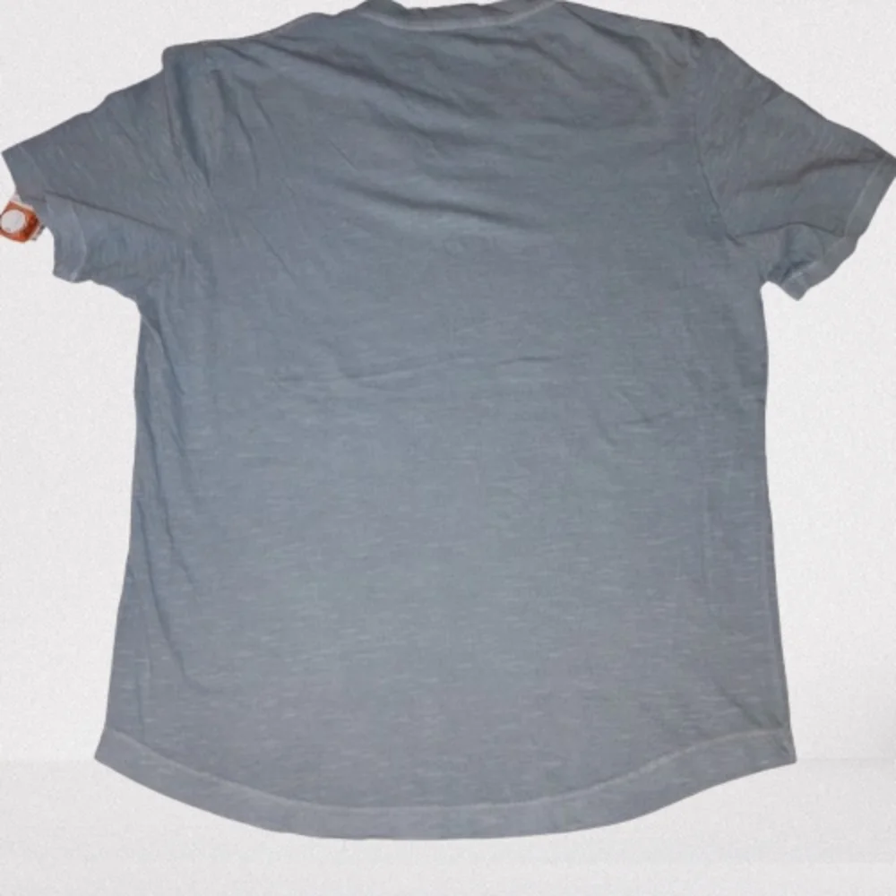 New no Tag  Buck Mason V-Neck T-Shirt Size Large Light Blue Grey Curved Hem - Picture 3 of 4